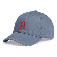 Casquette belge originale brodée B gothique rouge, coloris bleu jean, vue de trois-quarts