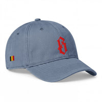 Casquette belge originale brodée B gothique rouge, coloris bleu jean, profil avec drapeau belge brodé sur le côté