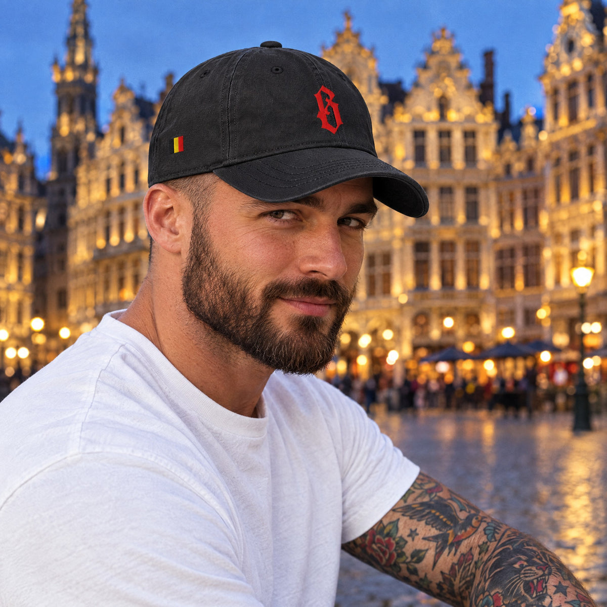 Casquette belge originale brodée B rouge, coloris noir, portée par un homme sur la Grand-Place de Bruxelles