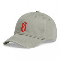 Casquette belge originale brodée B gothique rouge, coloris sable, vue de trois-quarts
