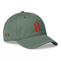 Casquette belge originale brodée B gothique rouge, coloris vert mousse, profil avec drapeau belge brodé sur le côté