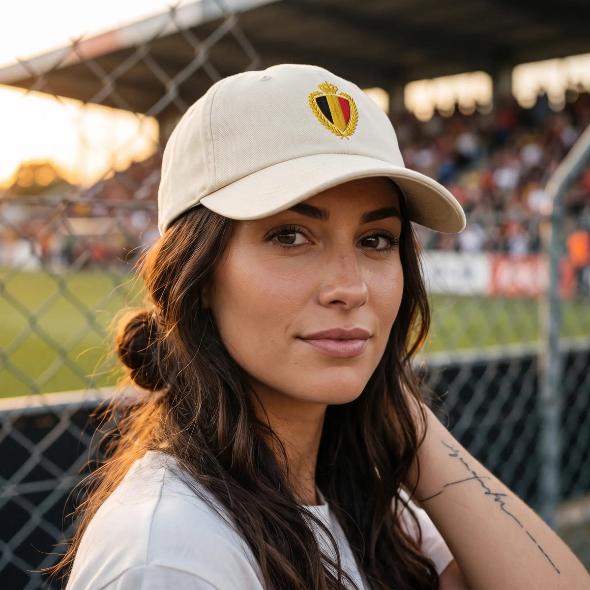 Casquette belge vintage Ivoire portée par une femme, blason belge brodé fil doré