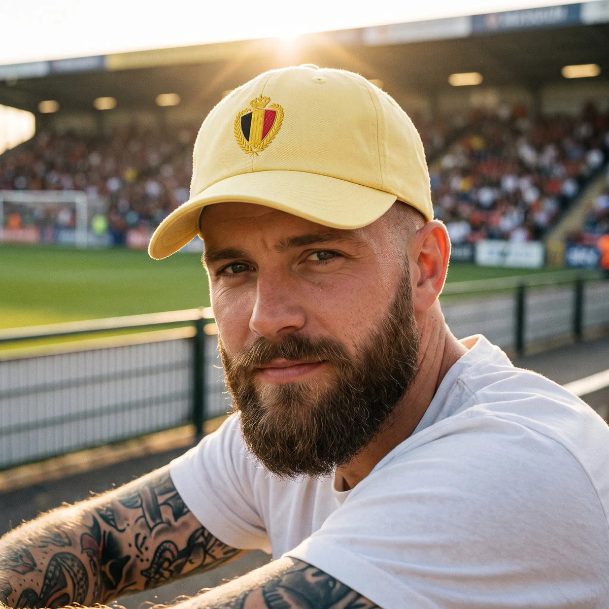 Casquette belge vintage Jaune beurre portée par un homme, blason belge brodé fil doré