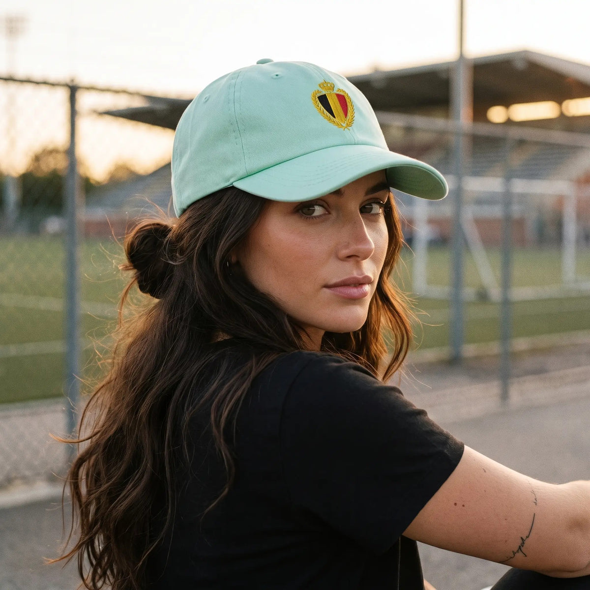 Casquette belge vintage Menthe pastel portée par une femme, blason belge brodé fil doré