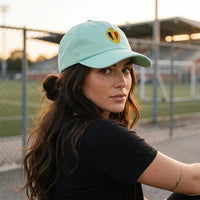 Casquette belge vintage Menthe pastel portée par une femme, blason belge brodé fil doré