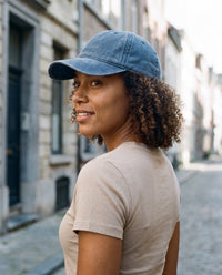 Casquette Coastal Washed Cap Blue Jean CHT'M délavée portée en ville