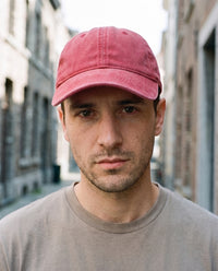 Casquette Coastal Washed Cap Crimson CHT'M délavée portée en ville