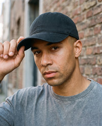 Casquette délavée originale noire portée en ville, dad cap vintage streetwear belge CHT'M
