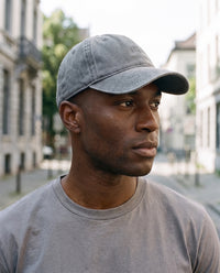 Casquette Coastal Washed Cap Granite CHT'M délavée portée en ville