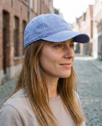 Casquette Coastal Washed Cap Hydrangea CHT'M délavée portée en ville