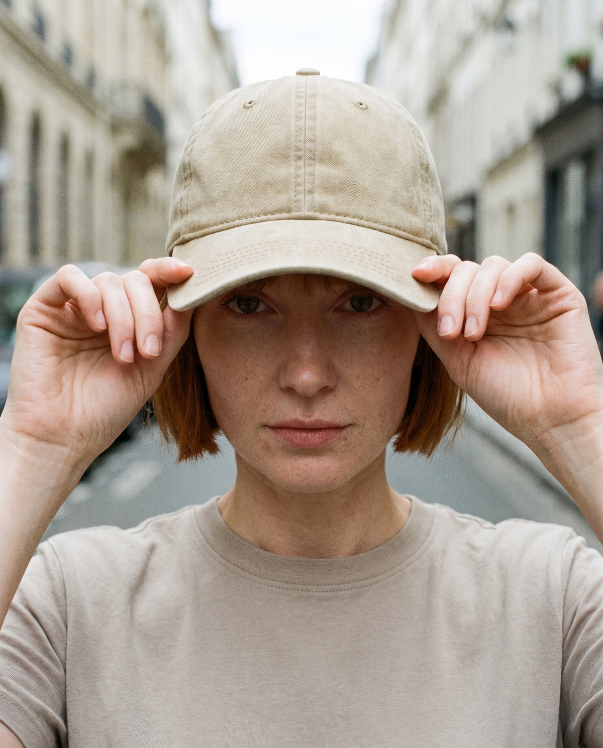 Casquette Coastal Washed Cap Sandstone CHT'M délavée portée en ville