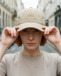 Casquette Coastal Washed Cap Sandstone CHT'M délavée portée en ville