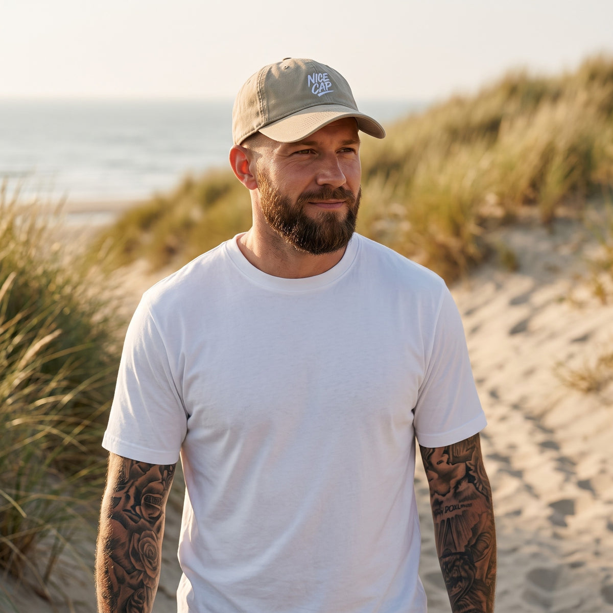 Casquette délavée dad cap vintage sable portée par un homme dans les dunes de la côte belge