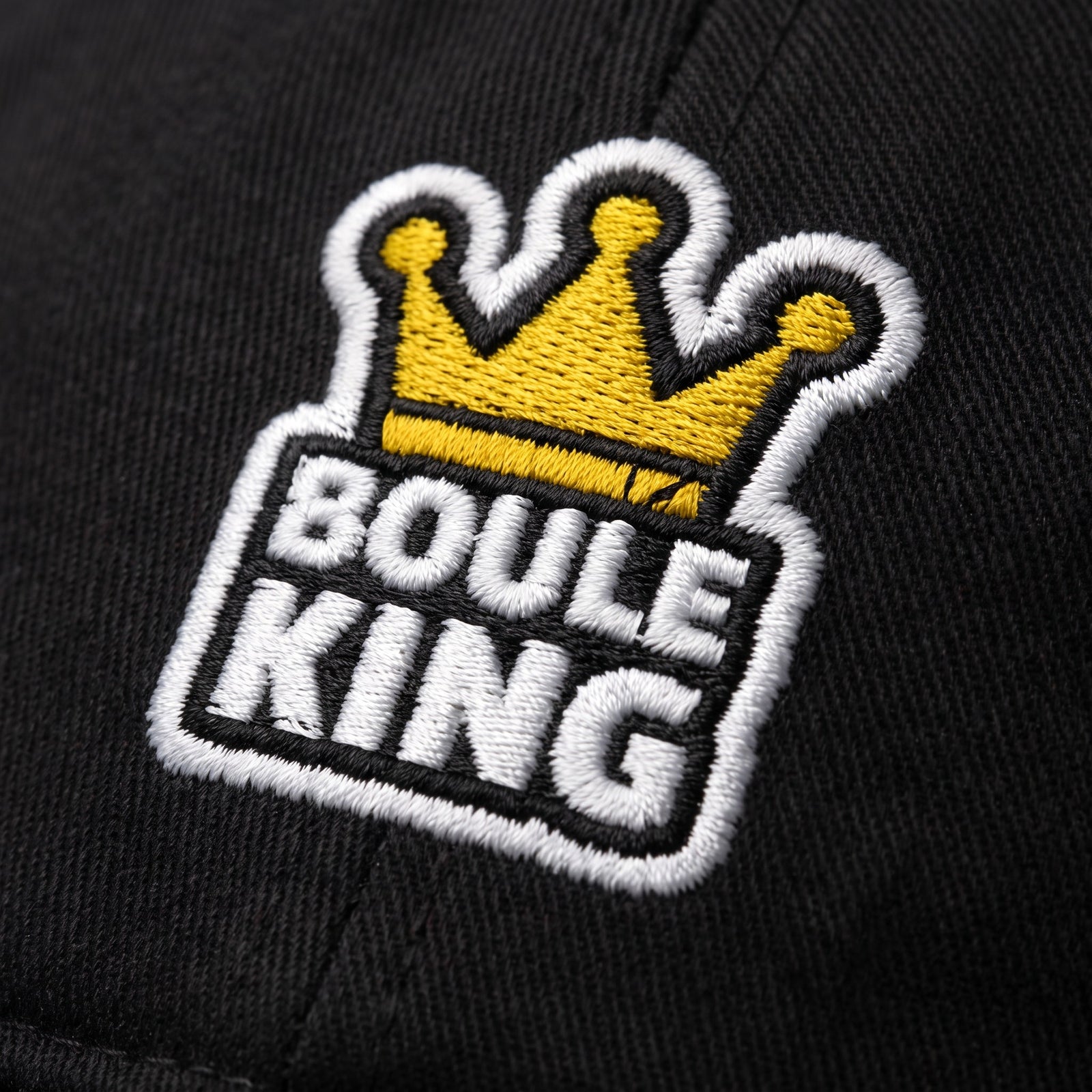 Macro de la broderie Boule King sur la casquette de pétanque en coton bio noir