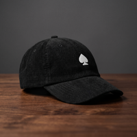 Casquette poker « Pique Blanc » vue sous un angle trois-quarts prononcé, pique blanc brodé