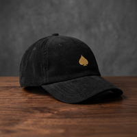 Casquette poker « Pique Doré » vue sous un angle trois-quarts prononcé, pique doré brodé