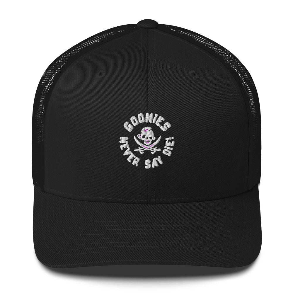Casquette trucker Goonies Never Say Die noire vue de face, broderie pirate blanche