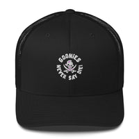 Casquette trucker Goonies Never Say Die noire vue de face, broderie pirate blanche
