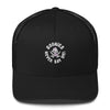 Casquette trucker Goonies Never Say Die noire vue de face, broderie pirate blanche