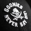 Macro de la broderie blanche Never Say Die sur la casquette Goonies noire
