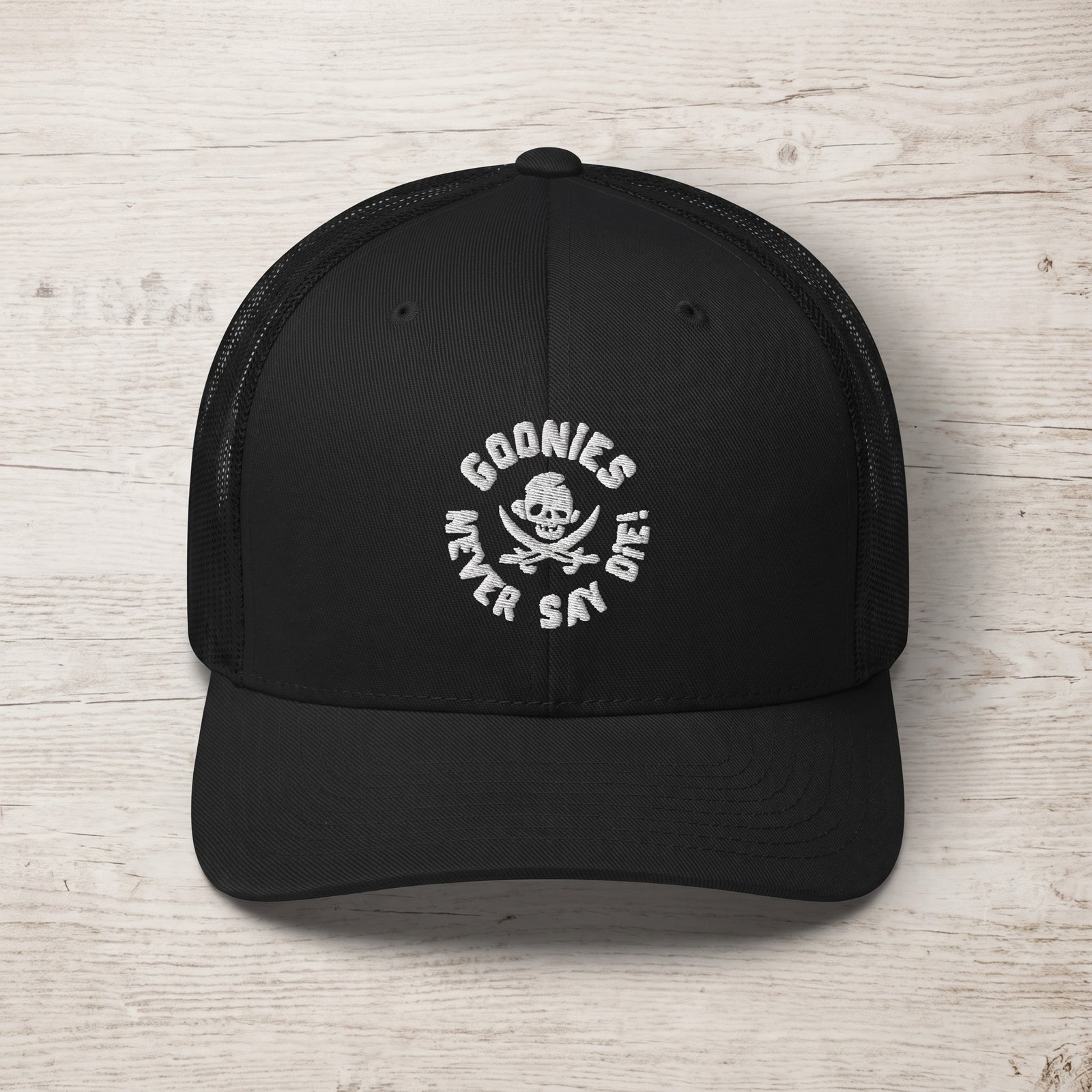 Casquette trucker originale Goonies Never Say Die noire posée à plat, vue de dessus