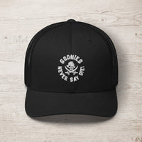 Casquette trucker originale Goonies Never Say Die noire posée à plat, vue de dessus