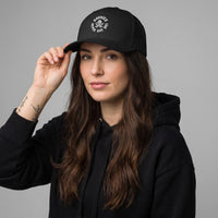 Femme portant la casquette trucker Goonies Never Say Die noire, photo studio