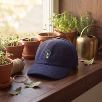 Casquette écolo velours côtelé ampoule verte bleu marine oxford - mise en scène nature CHT'M Boutique