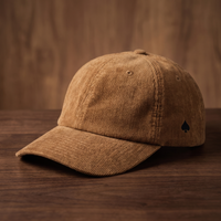Casquette As de Pic - Broderie Côté en velours côtelé camel, symbole pique noir brodé sur le panneau latéral, posée sur bois de noyer foncé - CHT'M Boutique