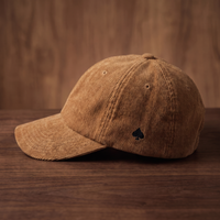 Casquette As de Pic Côté camel en velours côtelé, vue trois-quarts, broderie pique noir sur le côté, sur bois de noyer foncé - CHT'M Boutique