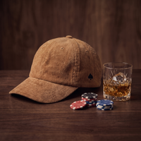 Casquette As de Pic Côté camel en velours côtelé, ambiance soirée poker avec jetons et verre de whisky sur bois de noyer foncé - CHT'M Boutique