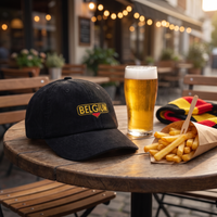 Casquette belge en velours côtelé noire Belgium - mise en scène terrasse belge avec bière et frites