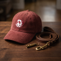 Casquette en velours côtelé bordeaux CHT'M Boutique avec broderie tête de bouledog anglais - mise en scène laisse en cuir et sifflet en laiton bois noyer foncé