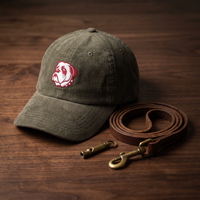 Casquette en velours côtelé olive CHT'M Boutique avec broderie tête de bouledog anglais - mise en scène laisse en cuir et sifflet en laiton bois noyer foncé
