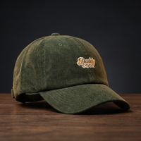 Casquette en velours côtelé olive brodée « Daddy Cool » posée sur bois sombre, CHT'M Boutique.