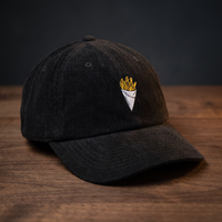 Casquette belge en velours côtelé noire brodée frites, vue trois-quarts rapprochée