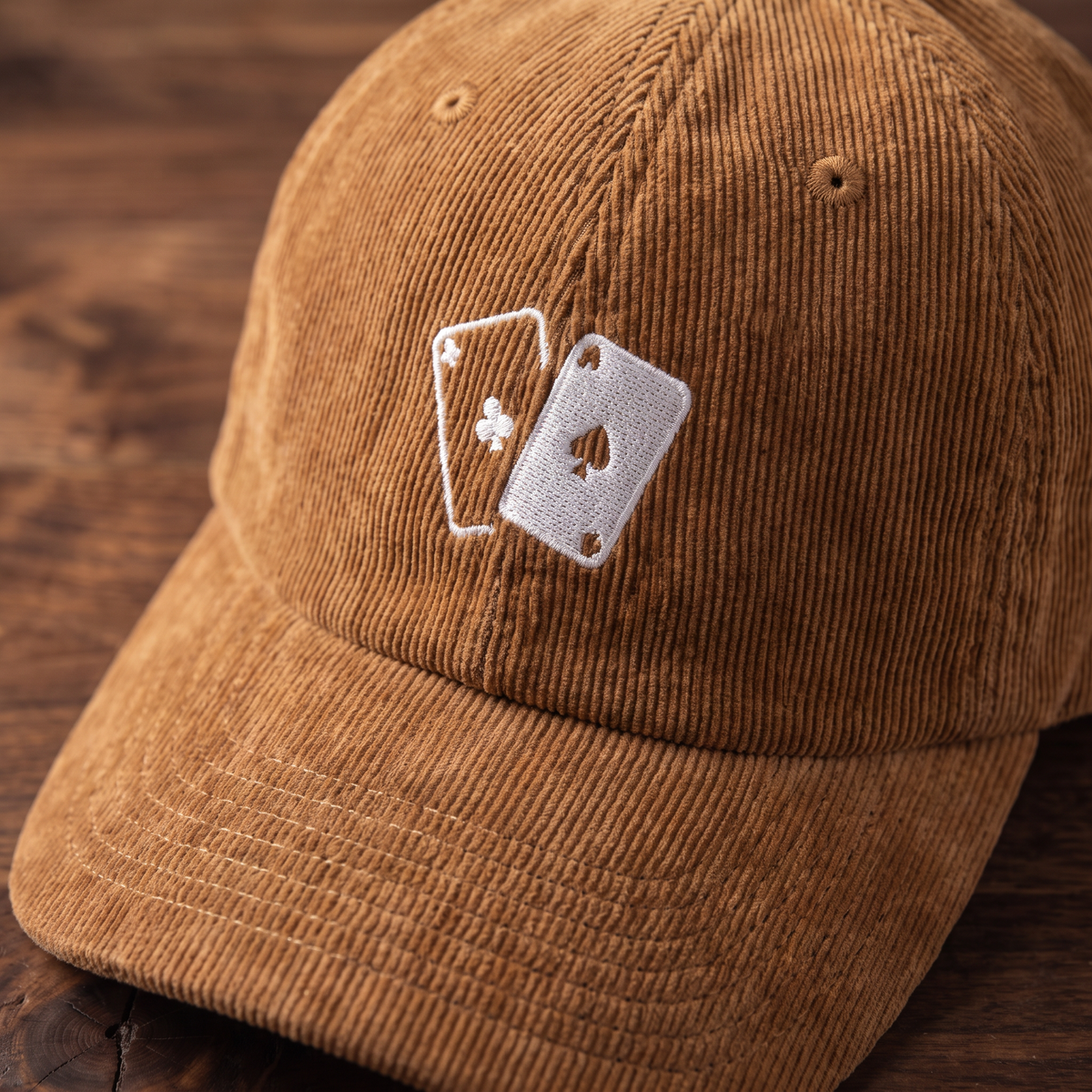 Casquette en velours côtelé CHT'M Boutique - broderie jeu de cartes casino - coloris brun - vue trois-quarts rapprochée