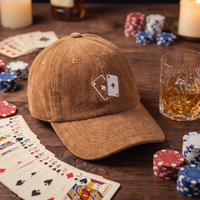 Casquette en velours côtelé CHT'M Boutique - broderie jeu de cartes casino - coloris brun - vue d'ambiance casino