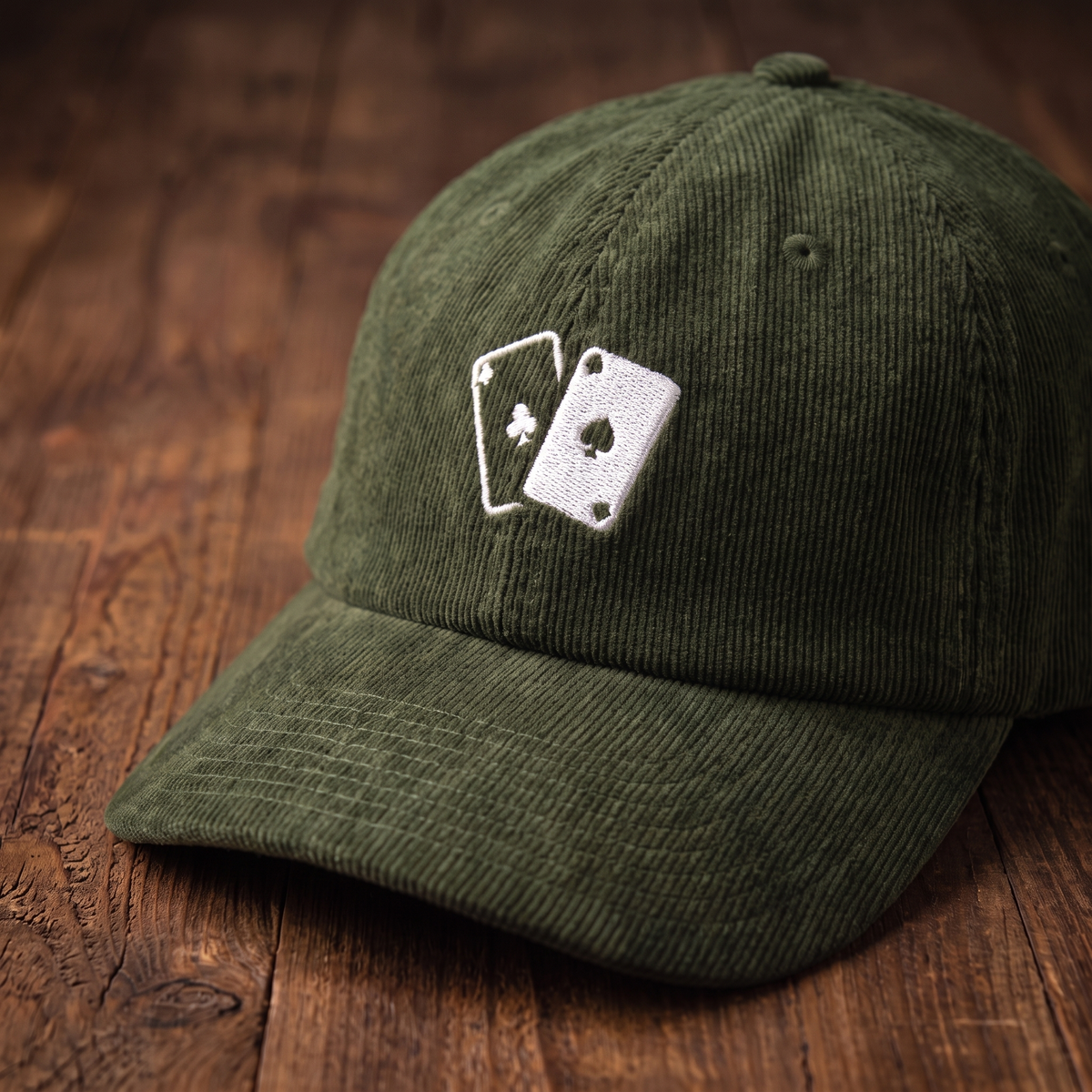Casquette en velours côtelé CHT'M Boutique - broderie jeu de cartes casino - coloris kaki vert olive foncé - vue trois-quarts rapprochée