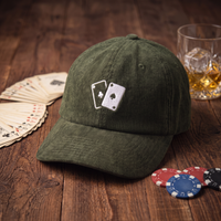 Casquette en velours côtelé CHT'M Boutique - broderie jeu de cartes casino - coloris kaki vert olive foncé - vue d'ambiance casino