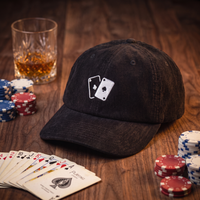 Casquette en velours côtelé motif jeu de cartes, coloris noir, mise en scène ambiance casino et poker