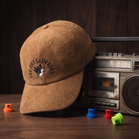 Casquette en velours côtelé camel avec broderie Les Oies Sauvages - mise en scène lifestyle
