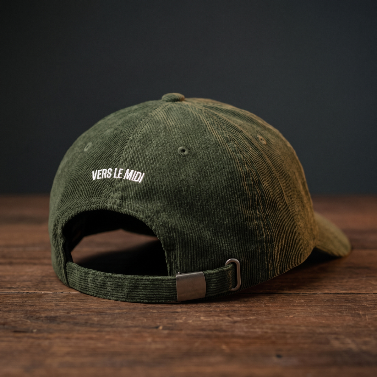 Casquette en velours côtelé olive, vue trois-quarts arrière avec broderie « Vers le Midi » et boucle métallique, CHT'M Boutique.