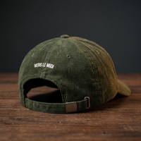 Casquette en velours côtelé olive, vue trois-quarts arrière avec broderie « Vers le Midi » et boucle métallique, CHT'M Boutique.