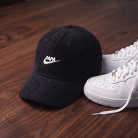 Casquette en velours côtelé noir brodée PAPA logo swoosh blanc, mise en scène lifestyle avec sneakers blanches, CHT'M Boutique