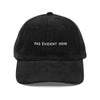 Casquette originale en velours côtelé noir brodée « Pas évident hein », vue de face