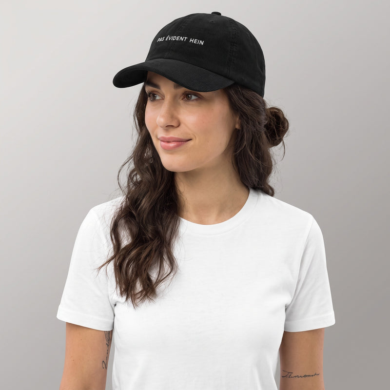 Casquette originale brodée « Pas évident hein » – velours côtelé noir
