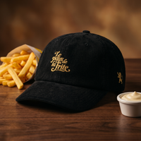 Casquette en velours côtelé noire brodée Le pays de la frite, CHT'M Boutique, mise en scène univers frites belges