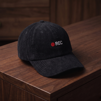Casquette en velours côtelé noire CHT'M avec broderie 'REC' (point rouge d'enregistrement), vue trois-quarts