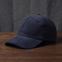 Casquette en velours côtelé unie bleu marine - vue de profil trois-quarts sur fond bois et charbon